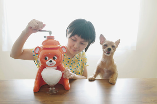 LeicaQ typ116 Summilux28mm F1.7 ASPH｜作例｜笑う犬と女性