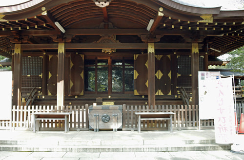 EOS R6 Mark ⅲ RF24-70 f2.8 L USMをレビュー｜神社の本殿(日向と日陰)