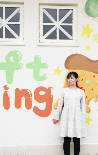 足元の枯草を写さない構図