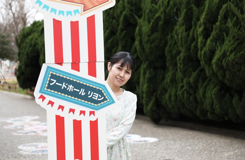 サーカスの入口風オブジェの前でポートレート