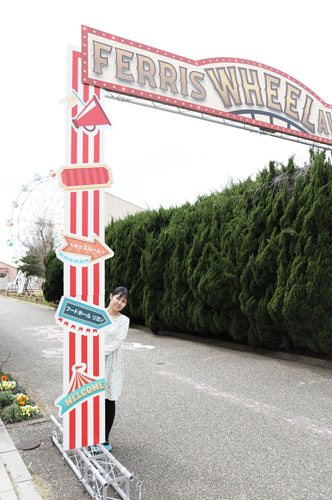 サーカスの入口風オブジェの前でポートレート