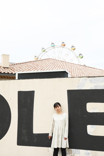 ピントを絞り観覧車を写したポートレート(縦写真)