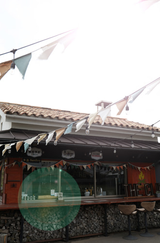 ガーランドと建物｜縦写真