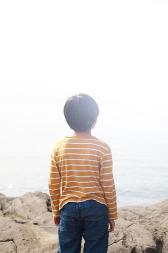 逆光に照らされる子供